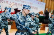 上海高校500余名大学生开展军事技能比武展示活动