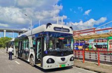 坐在“国宝”肚子里游滨江是怎样的体验？嘀嘀嘀，熊猫巴士来啦！