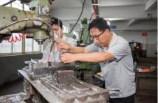 百年初心奋斗者丨白清良：初中学历自学成为“发明达人”