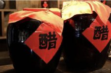 市场上醋的种类多样，陈醋、米醋、果醋等，该怎么选呢？