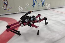 世界首款模仿人投掷冰壶的六足机器人“选手”亮相冬奥会
