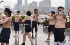 大批市民冲入暴雨中“为上海搓澡”