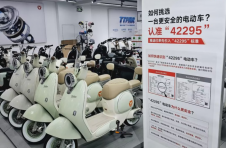 雅迪“42295”标准车型热卖中，符合全新国家标准的更安全的电动车