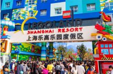 秋假正热，乐高乐园与迪士尼东西并起，长三角亲子游市场呈新格局