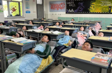 台州求展工贸“师生之友”侧躺式午休课桌椅亮相中国教装展，引领校园健康午休新方式