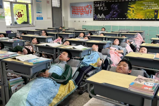 台州求展工贸“师生之友”侧躺式午休课桌椅亮相中国教装展，引领校园健康午休新方式